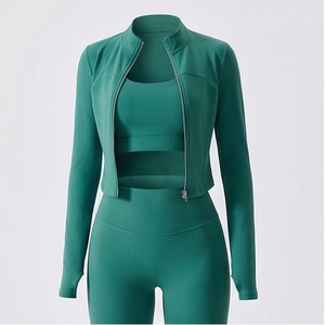 Ensemble de yoga 3 pièces vert pour femme : veste courte zippée à col montant, soutien-gorge de sport à manches longues et leggings taille haute - Product Image 1