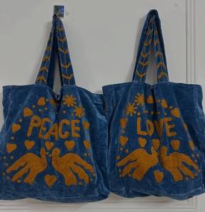 กระเป๋าโท้ทกำมะหยี่สีน้ำเงินสั่งทำขายส่ง พร้อมตัวอักษร LOVE และ PEACE สีทองเหลือง รูปหัวนกพิราบ หัวใจ และลายดอกไม้ปัก - Product Image 2