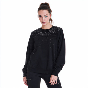 เสื้อสเวตเชิ้ตผู้หญิง แขนยาว คอวี ประดับคริสตัลเต็มตัว รุ่น Winter Street แบบสั่งทำพิเศษ - Product Image 2