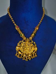 Conjunto de Joyería Tradicional de Oro de 22K con Colgante de Lakshmi, Hecho a Mano, para Novias del Sur de la India - Product Image 3