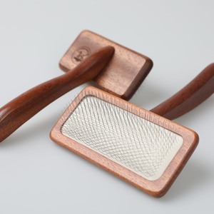 Kit de toilettage pour animaux : Brosse lissante en bois pour enlever les poils, peigne pour animaux, brosse à poils pour animaux, brosse douce pour chiot, pour un confort optimal des animaux - Product Image 1