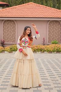 Robe traditionnelle indienne et pakistanaise pour femmes, Lehenga Choli en coton brodé, travail Gamthi, tenue de fête et de mariage - Product Image 5