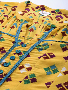 Kurti Anarkali jaune en rayonne imprimée Patola avec col mandarin et manches trois quarts pour femmes grandes tailles - Product Image 5