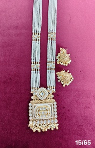 ชุดสร้อยคอยาวประดับมุกหลายเส้นสีทองพรีเมียม พร้อมจี้รูปทรงสี่เหลี่ยมแบบดั้งเดิม ชุดเครื่องประดับเจ้าสาวสุดหรูสำหรับงานแต่งงาน - Product Image 2
