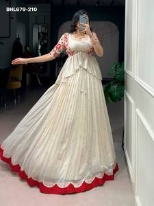 ชุดเลเฮนกา-เสื้อปักลายดิ้นและด้ายประดับเลื่อมผ้าไหมช็อกโกแลตดีไซน์หรูหรา พร้อมเสื้อโคติแบบเปปลัม จากซัพพลายเออร์ที่เมืองสุรัต - Product Image 5