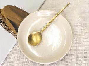 Cuchara de comedor larga de latón hecha a mano con diseño tropical y asa dorada en relieve para el hogar y hoteles, de Universal Overseas. - Product Image 1