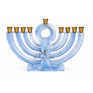 Menorah de Resina Ámbar de Lujo con Efecto Marmoleado, Candelabro Moderno de Hanukkah de 9 Ramas, Portavelas para Aceite, Venta al por Mayor, Regalos Judaicos Premium - Product Image 3
