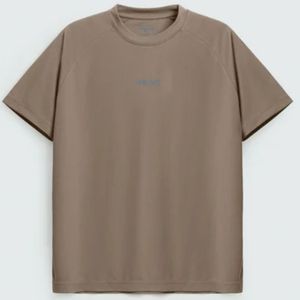 เสื้อยืดแขนสั้นผู้ชายคุณภาพสูง สีพื้น คอกลม ทรงปกติ ระบายอากาศได้ดี ผลิตจากผ้าโพลีเอสเตอร์ถัก สวมใส่สบาย พิมพ์ลายโลโก้ด้านหน้า - Product Image 1