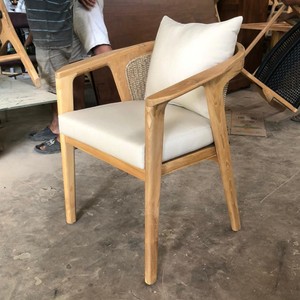 Chaise de salle à manger d'extérieur moderne en teck massif, écologique, durable, avec coussin et dossier en rotin, fauteuil en bois fait main, confortable - Product Image 1