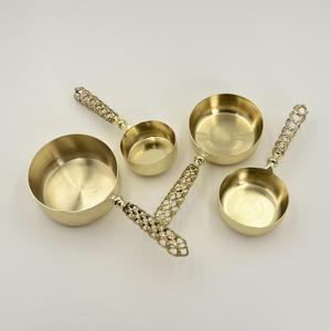 Juego de 4 Tazas y Cucharas Medidoras de Acero Inoxidable con Acabado Dorado y Mango de Alambre de Hierro, Producto NUEVO, Apto para Lavavajillas, Utensilios para Hornear - Product Image 4