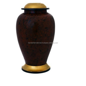 Urnes funéraires en laiton classiques et de haute qualité avec design de fleurs couleur or et noir fini pour les cendres humaines - Product Image 5