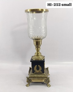 Esthétique en verre taillé de qualité supérieure associée à un support à bougie en aluminium moulé léger et durable - Product Image 4