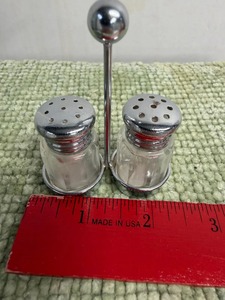 Juego básico de salero y pimentero de metal y vidrio para uso diario en la mesa, para añadir fácilmente sal y pimienta durante las comidas. - Product Image 2