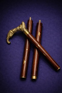 Bâtons de marche rustiques modernes en bois naturel écologique avec poignée en laiton poli, idéaux pour les cadeaux - Product Image 3