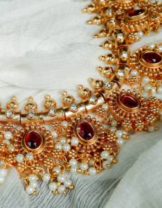 Conjunto de Joyería Chapada en Oro Estilo Templo Antiguo para Mujer con Piedras Kemp, Guttapusalu, Gargantilla y Pendientes Jhumka a Juego para Boda - Product Image 2