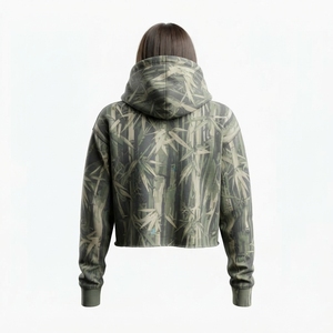 Hoodie court imprimé bambou pour femme – Vêtements d'hiver personnalisés avec poches utilitaires – Style streetwear - Product Image 2