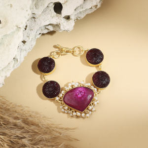 Pulsera de lujo hecha a mano con perlas de piedra tallada floral – Latón chapado en oro - Product Image 2