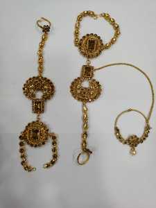 Parure de bijoux indienne tendance classique : collier ras-du-cou, boucles d'oreilles en fausses perles vertes – Idéal pour fiançailles, anniversaire, mariage, fête - Product Image 2