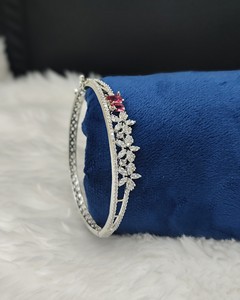 Bracelet en argent plaqué avec breloque fleur et pierre taille radiant, diamant américain, bijoux de soirée pour femme, bracelet ouvrable, fournisseur - Product Image 4