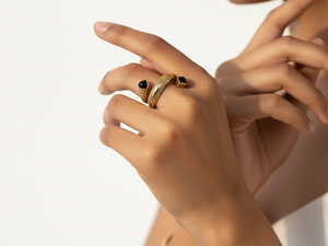 Anillo Serpiente de Ónix |   Anillo Ajustable de Latón Chapado en Oro de 18K, Estilo Bohemio - Product Image 2