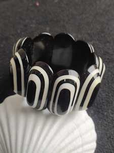 Accessoires de mode pour filles faits à la main, design antique noir et blanc, pour les fêtes, par Universal Overseas - Product Image 6