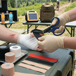 Tijeras Manuales para Trauma de Acero Inoxidable con Revestimiento de Fluoruro de Alta Resistencia, 7.5 Pulgadas, Superficie Antiadherente, Uso Hospitalario - Product Image 1