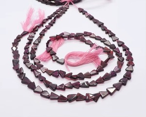 Garnet Rhodolite Naturel Lisse en Forme de Triangle, 13 Pouces, Perforation Droite, Pierre Précieuse en Gros pour la Fabrication de Bijoux, Forme Triangulaire - Product Image 4