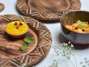 El último plato de madera de mango exclusivo, plato de cerámica para servir con soporte de grabado de bendición para comida o pastel de United Trade World - Product Image 4