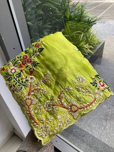 Sari de organza verde de lujo con bordado floral, sari indio de diseñador para mujer con blusa, colección para bodas y fiestas. - Product Image 1