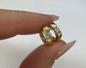 Pendientes de aro tipo huggie con cierre de clic seguro y microincrustaciones de diamantes, personalizados en oro macizo de 14K y 18K, corte redondo CVD HPHT, para mujer, al por mayor. - Product Image 3