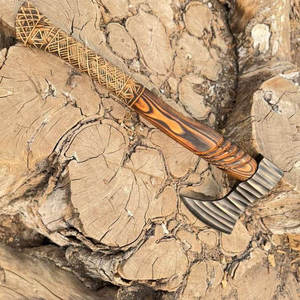 ขวานไวกิ้งเกรดอุตสาหกรรมสไตล์นอร์ดิก พร้อมหัวขวานลายสลัก ด้ามจับหุ้มหนัง และด้ามไม้แบบเรียบง่าย - Product Image 3