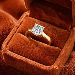 Anillo de Compromiso de Oro con Corte Princesa para Mujer, Joyería Nupcial, Estilo Elegante y Moderno - Product Image 3