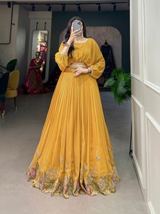 Collection de tenues traditionnelles Georgette Lehenga Choli avec des paillettes et des broderies au fil - Product Image 2