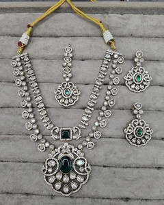 Bijoux de mariée de luxe en diamants américains, collier long à 2 couches avec pierre vert émeraude, Maang Tikka, boucles d'oreilles, bijoux de mariage en gros - Product Image 3