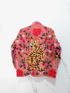 Veste en velours brodé Suzani pour femme, style audacieux et moderne, motif floral tigre, manteau bohème artisanal - Product Image 4