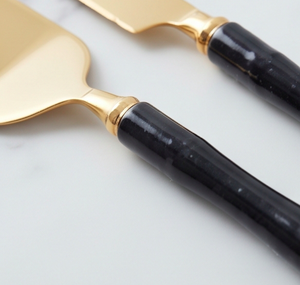 Ensemble de 2 spatules et couteaux à gâteau finition dorée avec manches noires, outils à gâteau en métal pour les fêtes - Product Image 2
