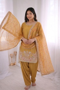 Ensemble prêt-à-porter en soie crêpe française brodée avec des sequins, haut en dentelle Moti, pantalon Farshi, dupatta en soie numérique imprimée (HHI 515) - Product Image 3