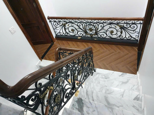 Barandilla de Escalera Moderna de Hierro Forjado, Pasamanos Decorativo de Metal para Balcón Interior, Balaustre de Diseño Personalizado, Recubrimiento en Polvo Duradero - Product Image 1