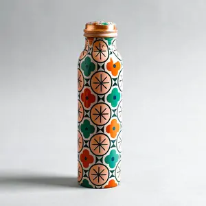 Botella de agua moderna de cobre con estampado floral Meena, base blanca, flores naranjas y verdes, tapa de cobre, estilo decorativo. - Product Image 2