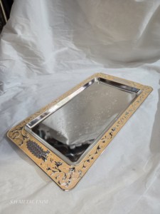 Plateau de service rectangulaire de luxe en acier inoxydable, décoratif et gravé, avec bordure dorée motif paon - Product Image 1