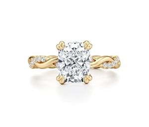 Anillo de compromiso de diamante cultivado en laboratorio de 1.10 quilates con corte cojín, anillo solitario de oro amarillo de 9K con diseño de vid retorcida y detalles de diamantes - Product Image 1