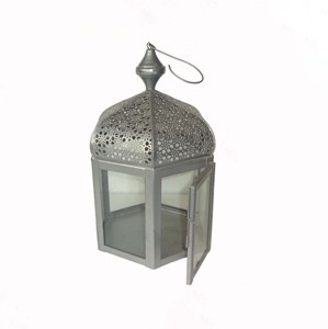 Lanterne à bougie hexagonale marocaine en métal argenté thermolaqué, avec découpe perforée, toit en dôme, panneaux de verre, finition de dessus à crochet et loquet de porte - Product Image 1