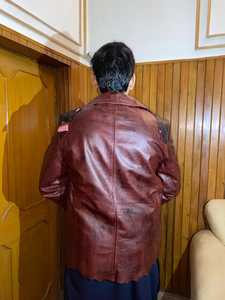 Chaqueta de Cuero Genuino Roja para Hombre, Cuello Camisero, Doble Botonadura, Manga Regular - Product Image 5