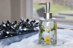 Distributeur de savon et plateau en résine florale faits à la main, décoration de salle de bain printanière - Product Image 3