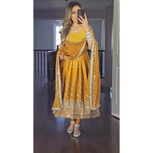 Robe Anarkali de créateur avec pantalon et dupatta pour les fêtes et les occasions du soir - Product Image 1