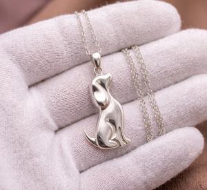 Pendentif Chien Assis en Argent Sterling 925 Plaqué Or, Breloque Minimaliste pour Amoureux des Chiens, Bijou Animalier, Charm Pendentif - Product Image 6