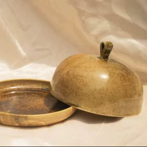 Mantequillera Rústica con Tapa Esmaltada Moteada, Perilla de Fácil Agarre, Plato Compacto para Servir, Elegante Soporte para Guardar Mantequilla en la Mesa - Product Image 3