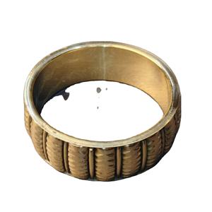 Brazalete de latón ancho con nervaduras y acabado en oro antiguo - Brazalete de metal texturizado hecho a mano - Estilo bohemio duradero - Product Image 1