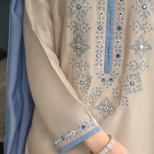 Ensemble kurta, pantalon et dupatta en soie Chanderi avec broderies, vêtements ethniques pour femmes par Aarika Textile - Product Image 5