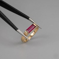 Zierlicher Baguette CZ Rubin Ring 14K Massivgold Roter Edelstein Minimalistischer Stapelbarer Versprechen-Ring Jubiläumsschmuck für Frauen